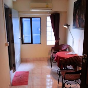 Fong Kaew And Baan Nang Fa Guesthouse